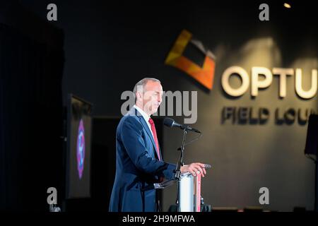 Foxborough, Massachusetts, États-Unis.7 décembre 2021.Brian Bilello, président de la révolution de la Nouvelle-Angleterre, s'exprime lors de la cérémonie de remise du prix Landon Donovan MLS MLS du joueur le plus précieux qui s'est tenue en 2021 au stade Gillette, dans le Massachusetts, à Foxborough.Carles Gil, milieu de terrain de la révolution de la Nouvelle-Angleterre, a été nommé joueur le plus précieux de Landon Donovan en 2021.Eric Canha/CSM/Alamy Live News Banque D'Images