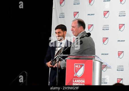 Foxborough, Massachusetts, États-Unis.7 décembre 2021.Bruce Arena, entraîneur-chef de la révolution de la Nouvelle-Angleterre, remet le prix Landon Donovan MLS du joueur le plus précieux 2021 au milieu de la révolution de la Nouvelle-Angleterre Carles Gil lors d'une cérémonie qui s'est tenue au stade Gillette à Foxborough, Massachusetts.Eric Canha/CSM/Alamy Live News Banque D'Images