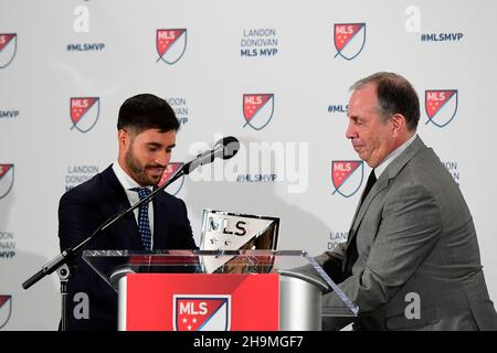 Foxborough, Massachusetts, États-Unis.7 décembre 2021.Bruce Arena, entraîneur-chef de la révolution de la Nouvelle-Angleterre, remet le prix Landon Donovan MLS du joueur le plus précieux 2021 au milieu de la révolution de la Nouvelle-Angleterre Carles Gil lors d'une cérémonie qui s'est tenue au stade Gillette à Foxborough, Massachusetts.Eric Canha/CSM/Alamy Live News Banque D'Images