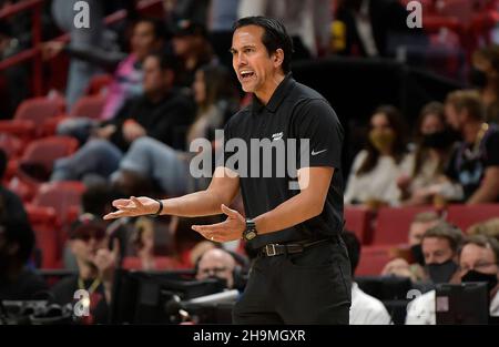 Miami, États-Unis.1er décembre 2021.Erik Spoelstra, entraîneur en chef de la chaleur de Miami, fait valoir avec un arbitre lors d'une action contre les Cleveland Cavaliers le 1er décembre 2021, à l'aréna FTX à Miami.(Photo de Michael Laughlin/Sun Sentinel/TNS/Sipa USA) crédit: SIPA USA/Alay Live News Banque D'Images