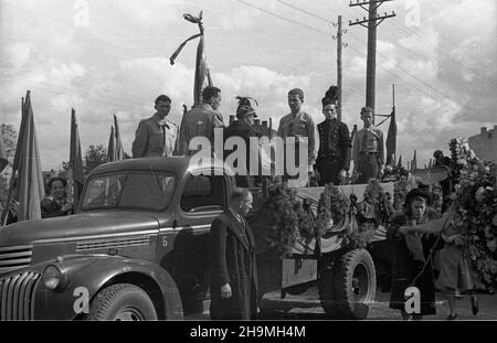 Varsovie, 1948-09-24.Pogrzeb dzia³aczki m³odzie¿owej Pauliny Pakulskiej, która zginê³a tragicznie W wypadku samochodowym 20 wrzeœnia.NZ. Ciê¿arówka z trumn¹ i wart¹ honorow¹ na ul.Pow¹zkowskiej, W drodze na Cmentarz Wojskowy na Pow¹zkach. msa PAPVarsovie, le 24 septembre 1948.Les funérailles de la jeune activiste Paulina Pakulska, tuée dans un accident de voiture le 20 septembre.Photo : le camion avec le cercueil et la garde d'honneur sur la rue Powazkowska le chemin du cimetière militaire de Powazki. msa PAP Banque D'Images