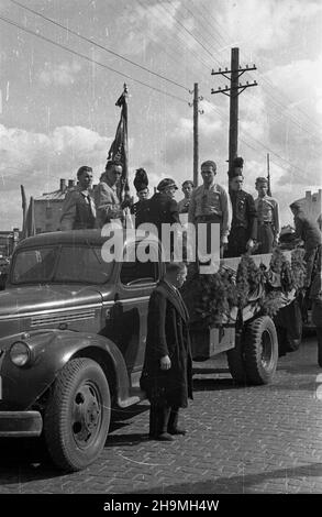 Varsovie, 1948-09-24.Pogrzeb dzia³aczki m³odzie¿owej Pauliny Pakulskiej, która zginê³a tragicznie W wypadku samochodowym 20 wrzeœnia.NZ. Ciê¿arówka z trumn¹ i wart¹ honorow¹ na ul.Pow¹zkowskiej, W drodze na Cmentarz Wojskowy na Pow¹zkach. msa PAPVarsovie, le 24 septembre 1948.Les funérailles de la jeune activiste Paulina Pakulska, tuée dans un accident de voiture le 20 septembre.Photo : le camion avec le cercueil et la garde d'honneur sur la rue Powazkowska le chemin du cimetière militaire de Powazki. msa PAP Banque D'Images