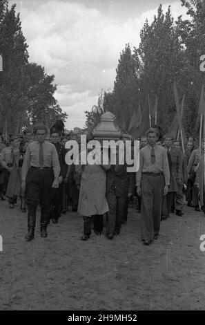 Varsovie, 1948-09-24.Pogrzeb dzia³aczki m³odzie¿owej Pauliny Pakulskiej, która zginê³a tragicznie W wypadku samochodowym 20 wrzeœnia.NZ. Kondukt ¿a³obny na Cmentarzu Wojskowym na Pow¹zkach. msa PAPVarsovie, le 24 septembre 1948.Les funérailles de la jeune activiste Paulina Pakulska, tuée dans un accident de voiture le 20 septembre.Photo : amateurs de tournieurs au cimetière militaire de Powazki. msa PAP Banque D'Images