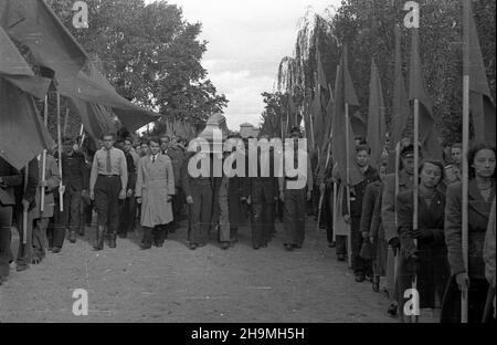 Varsovie, 1948-09-24.Pogrzeb dzia³aczki m³odzie¿owej Pauliny Pakulskiej, która zginê³a tragicznie W wypadku samochodowym 20 wrzeœnia.NZ. Kondukt ¿a³obny na Cmentarzu Wojskowym na Pow¹zkach. msa PAPVarsovie, le 24 septembre 1948.Les funérailles de la jeune activiste Paulina Pakulska, tuée dans un accident de voiture le 20 septembre.Photo : amateurs de tournieurs au cimetière militaire de Powazki. msa PAP Banque D'Images