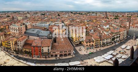 Vue panoramique sur les toits de Vérone, vue depuis Torre dei Lomberti, Italie Banque D'Images