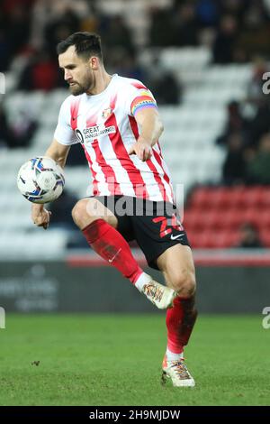 SUNDERLAND, GBR.DÉC 7 Bailey Wright de Sunderland en action pendant le match de la Ligue 1 de Sky Bet entre Sunderland et Morecambe au Stade de lumière, Sunderland, le mardi 7 décembre 2021.(Crédit : will Matthews | MI News) crédit : MI News & Sport /Alay Live News Banque D'Images