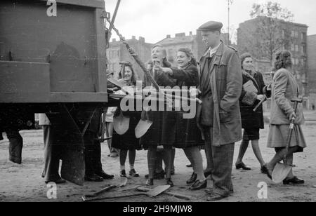 Varsovie, 1948-09-27.W odgruzowywaniu stolicy bior¹ udzia³ podwarszawscy ch³opi, cz³onkowie Polskiego Stronnictwa Ludowego (PSL) i Stronnictwa Ludowego (SL), pracwncicy Filmu Polskiego, m³odzie¿.Prace na Mokotowie wzd³u¿ ul.Pu³awskiej.NZ. pobieranie narzêdzi. mw PAPVarsovie, le 27 septembre 1948.Des décombres de Varsovie ont été enlevés par des agriculteurs vivant près de Varsovie, des membres du Parti paysan polonais (PSL) et du Parti paysan (SL), des employés de film Polski et des jeunes.Travaillez à Mokotow sur Pulawska Street.Photo : prise d'outils. mw PAP Banque D'Images