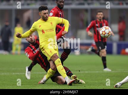 Alex Oxlade-Chamberlain, de Liverpool, tourne à l'objectif lors du match de l'UEFA Champions League, groupe B, au San Siro, à Milan.Date de la photo: Mardi 7 décembre 2021. Banque D'Images