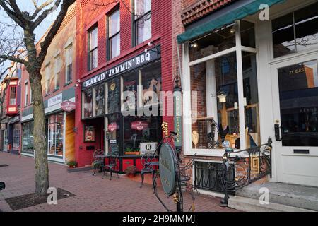 Corning, New York - 19 novembre 2021 : Market Street, dans le quartier de Gaffer, a bien conservé des bâtiments du XIXe siècle avec des magasins intéressants. Banque D'Images