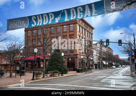 Corning, New York - 19 novembre 2021 : Market Street, dans le quartier de Gaffer, a bien conservé des bâtiments du XIXe siècle avec des magasins intéressants. Banque D'Images