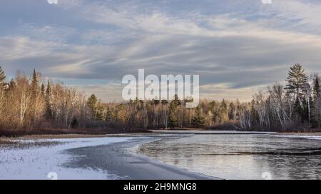 Un hiver froid sur la fourche ouest de la rivière Chippewa dans la forêt nationale de Chequamegon. Banque D'Images