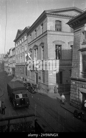 Cracovie, 1948-10.Ciê¿arówka na ul.S³awkowskiej, W tle gmach Polskiej Akademii Umiejêtnoœci pod nr.17, widok od strony ul.œw.uu PAP Dok³adny dzieñ wydarzenia nieustalony.Cracovie, octobre 1948.Un camion sur la rue Slawkowska, en arrière-plan le bâtiment de l'Académie polonaise des Sciences et des Arts (PAU) sur 17 rue Slawska vue de la rue Saint Marekowk. uu PAP Banque D'Images