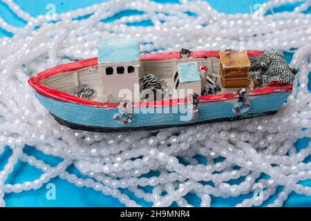 Modèle de l'ancien bateau à voile placé sur fond rose. Tir horizontal Banque D'Images