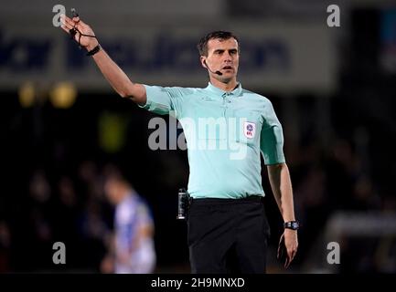 Arbitre Craig Hicks lors du match de la Sky Bet League Two au Memorial Stadium, Bristol.Date de la photo: Mardi 7 décembre 2021. Banque D'Images