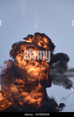 La fumée et la flamme provenant de l'ordnance simulée s'enflamme près de la piste lors de la démonstration MAGTF au MCAS Miramar Airshow Banque D'Images