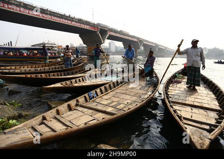 Un Boatman sous le pont attendant les clients au quai. Banque D'Images