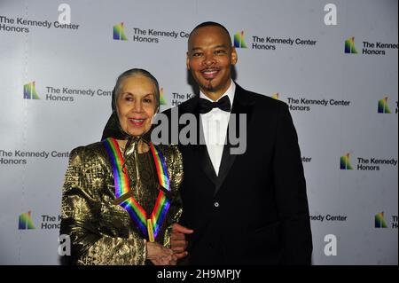 2017 Honoree Carmen de Lavallade, à gauche et Rockell Metcalf arrivent pour le dîner de l'artiste officiel en l'honneur des récipiendaires de la 44e cérémonie annuelle de remise des prix du Kennedy Centre à la Bibliothèque du Congrès à Washington, DC, le samedi 4 décembre 2021.Les 2021 lauréats sont : la basse-baryton d'opéra Justino Diaz, fondateur de Motown, auteur-compositeur, producteur et réalisateur Berry Gordy, le créateur de « Saturday Night Live » Lorne Michaels, l'icône légendaire de scène et d'écran Bette Munder et le chanteur-compositeur Joni Mitchell.(Correction de l'ID de note) photo de Ron Sachs/UPI Banque D'Images