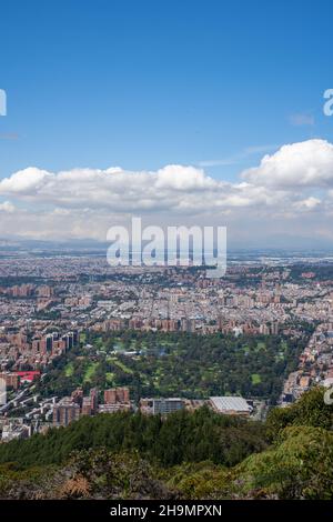 Localité d'Usaquen, Bogota, Colombie, 4 décembre 2021.Vue sur le Country Club de Bogota depuis les montagnes. Banque D'Images