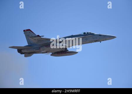 United States Marine corps F/A-18C de VMFA-232, les Red Devils sur un survol à grande vitesse. Banque D'Images