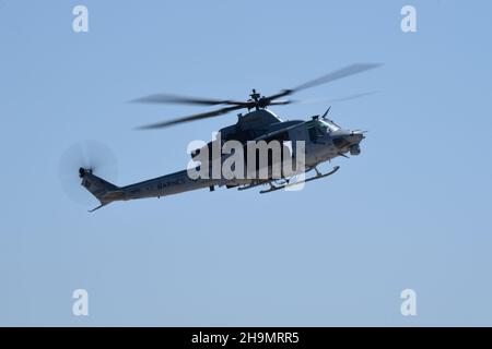 L'hélicoptère UH-1Y Venom de l'USMC s'approche de la ZL lors d'une démonstration de la MAGTF au MCAS Miramar à San Diego, en Californie. Banque D'Images