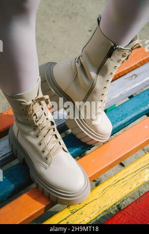 Les jambes des femmes portent des bottes blanches avec lacets Banque D'Images