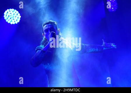 7 décembre 2021, Pozzuoli, Naples, Italie: La chanteuse italienne Michele Bravi se produit en direct à Duel Beat à Pozzuoli dans la province de Naples avec sa Geografia Del Buio Tour 2021 (Credit image: © Paola Visone/Pacific Press via ZUMA Press Wire) Banque D'Images