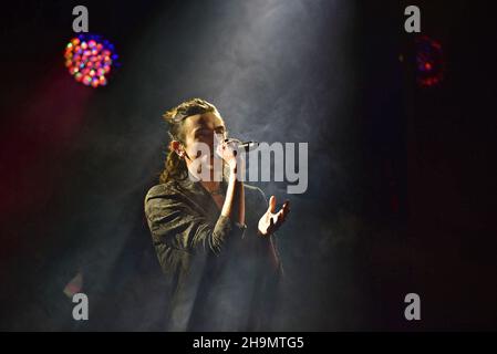 7 décembre 2021, Pozzuoli, Naples, Italie: La chanteuse italienne Michele Bravi se produit en direct à Duel Beat à Pozzuoli dans la province de Naples avec sa Geografia Del Buio Tour 2021 (Credit image: © Paola Visone/Pacific Press via ZUMA Press Wire) Banque D'Images