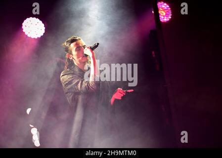 7 décembre 2021, Pozzuoli, Naples, Italie: La chanteuse italienne Michele Bravi se produit en direct à Duel Beat à Pozzuoli dans la province de Naples avec sa Geografia Del Buio Tour 2021 (Credit image: © Paola Visone/Pacific Press via ZUMA Press Wire) Banque D'Images