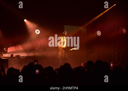 7 décembre 2021, Pozzuoli, Naples, Italie: La chanteuse italienne Michele Bravi se produit en direct à Duel Beat à Pozzuoli dans la province de Naples avec sa Geografia Del Buio Tour 2021 (Credit image: © Paola Visone/Pacific Press via ZUMA Press Wire) Banque D'Images