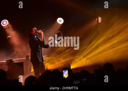 7 décembre 2021, Pozzuoli, Naples, Italie: La chanteuse italienne Michele Bravi se produit en direct à Duel Beat à Pozzuoli dans la province de Naples avec sa Geografia Del Buio Tour 2021 (Credit image: © Paola Visone/Pacific Press via ZUMA Press Wire) Banque D'Images