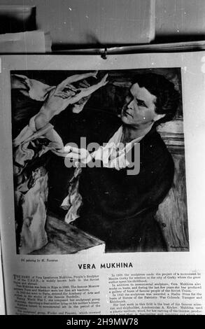 Varsovie, 1948-10.W dniach od 18 paŸdziernika do 7 listopada prezentowano W Muzeum Narodowym Wystawê Ksi¹¿ki Radzieckiej, przedstawiaj¹cej rozwój ruchu wydawniczego W ZSRR.NZ. Publiikacja W jêzyku angielskim, na zdjêciu radziecka rzeŸbiarka Wera Muchina. mw PAP Dok³adny dzieñ wydarzenia nieustalony.Varsovie, octobre 1948.L'exposition du Livre soviétique s'est tenue au Musée national d'octobre 18 à novembre 7 pour présenter le développement des maisons d'édition en URSS.Photo : une publication en anglais, sur la couverture du sculpteur soviétique Vera Mukhina. mw PAP Banque D'Images