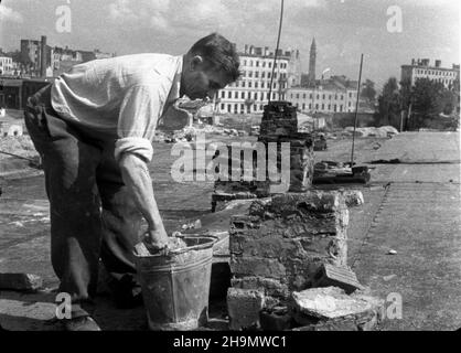 Varsovie, 1948-10.W odbudowie miasta po zniszczeniach wojennych bior¹ udzia³ mieszkañcy.NZ. Naprawa kominów W zniszczonym domu W Œródmieœciu.W g³êbi koœció³ pw.œw.Augustyna na terenie by³ego getta. pw PAP Dok³adny dzieñ wydarzenia nieustalony.Varsovie, octobre 1948.Les résidents de Varsovie participent à la reconstruction de la ville ravagé par la guerre.Photo : réparations de toit dans une maison en ruines dans le centre-ville.En arrière-plan l'église St Augustine dans l'ancien ghetto. pw PAP Banque D'Images