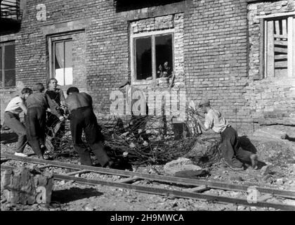 Varsovie, 1948-10.W odbudowie miasta po zniszczeniach wojennych bior¹ udzia³ mieszkañcy.NZ. Usuwanie ¿elastwa i z³omu W Œródmieœciu. pw PAP Dok³adny dzieñ wydarzenia nieustalony.Varsovie, octobre 1948.Les résidents de Varsovie participent à la reconstruction de la ville ravagé par la guerre.Photo : enlèvement de la ferraille dans le centre-ville. pw PAP Banque D'Images