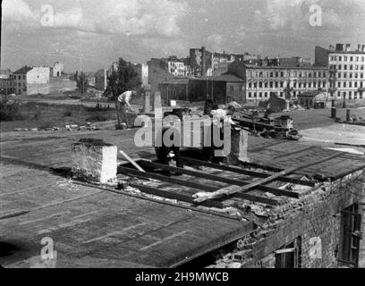 Varsovie, 1948-10.W odbudowie miasta po zniszczeniach wojennych bior¹ udzia³ mieszkañcy.NZ. Naprawa dachu W zniszczonym domu W Œródmieœciu. pw PAP Dok³adny dzieñ wydarzenia nieustalony.Varsovie, octobre 1948.Les résidents de Varsovie participent à la reconstruction de la ville ravagé par la guerre.Photo: Réparations de toit dans une maison en ruines dans le centre-ville. pw PAP Banque D'Images