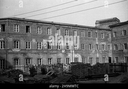 Varsovie, 1948-10.Odbudowa barokowego pa³acu Paca-Radziwi³³ów przy ul.Miodowej 15.Budynek przeznaczony zosta³ na siedzibê Ministerstwa Zdrowia.NZ. Jeden z czterech pawilonów umieszczonych W naro¿nikach pa³acu zbudowanego na planie kwadratu. uu PAP Dok³adny dzieñ wydarzenia nieustalony.Varsovie, octobre 1948.La reconstruction du palais baroque Pac-Radziwill au 15 rue Miodowa.Le bâtiment a été réservé à l'utilisation comme siège du ministère de la Santé .Photo : un des quatre pavillons dans les coins du palais qui a été construit sur un plan carré. uu PAP Banque D'Images