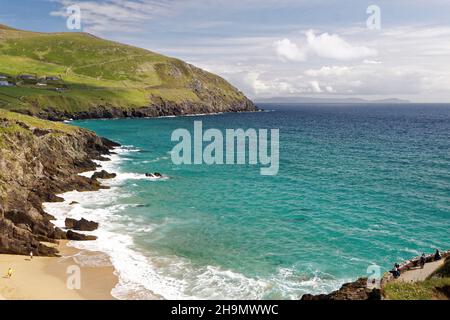 Anneau de Kerry, Wild Atlantic Way, Irlande de l'Ouest, péninsule d'Iveragh, croisière le long des falaises, côte de Kerry, route côtière pittoresque en plein soleil, Irlande Banque D'Images