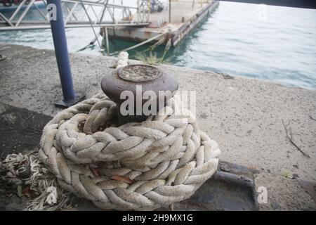 salvador, bahia, brésil - 7 décembre 2021 : corde d'amarrage de bateau au terminal de nautico dans la ville de Salvador. Banque D'Images