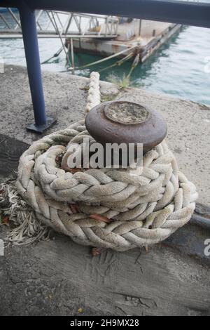 salvador, bahia, brésil - 7 décembre 2021 : corde d'amarrage de bateau au terminal de nautico dans la ville de Salvador. Banque D'Images