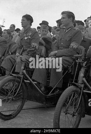 Varsovie, 1948-10-03.sto³ecznemu Zwi¹zku nad uroczystoœæ nad, nad placu Zwyciêstwa.Sztandar, jako dowód uznania i czci ufundowa³o spo³eczeñstwo Warszawy.grupa inwalidów wojennych, cz³onkowie ZIW. mw PAPVarsovie, le 3 octobre 1948.Cérémonie de remise d'un drapeau au quartier de la capitale de l'Union des anciens combattants (ZIW) sur la place Zwyciestwa (victoire).Le drapeau, symbole d'honneur et de reconnaissance a été fondé par les résidents de Varsovie.Photo : un groupe d'anciens combattants de guerre, les membres DE ZIW, mw PAP Banque D'Images