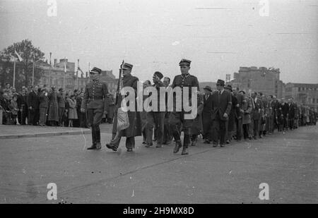 Varsovie, 1948-10-03.Zambikêcie uroczystoœci wrêczania sztandaru okrêgowi sto³ecznemu Zwi¹zku Inwalidów Wojennych na placu Zwyciêstwa.Sztandar, jako dowód uznania i czci ufundowa³o spo³eczeñstwo Warszawy.defiluj¹ cz³onkowie ZIW, na czele poczet z nowoufundowanym sztandarem. mw PAPVarsovie, le 3 octobre 1948.La cérémonie de remise d'un drapeau au quartier de la capitale de l'Union des anciens combattants (ZIW) sur la place Zwyciestwa (victoire) se termine.Le drapeau, symbole de reconnaissance et d'honneur, a été fondé par les résidents de Varsovie.Photo : la parade des membres DE ZIW avec une fête portant le nouveau Banque D'Images