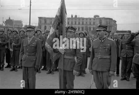 Varsovie, 1948-10-03.sto³ecznemu Zwi¹zku nad uroczystoœæ nad, nad placu Zwyciêstwa.Sztandar, jako dowód uznania i czci ufundowa³o spo³eczeñstwo Warszawy.NZ. Poczet sztandarowy. mw PAPVarsovie, le 3 octobre 1948.Cérémonie de remise d'un drapeau au quartier de la capitale de l'Union des anciens combattants (ZIW) sur la place Zwyciestwa (victoire).Le drapeau, symbole d'honneur et de reconnaissance a été fondé par les résidents de Varsovie.Photo : la fête colorée. mw PAP Banque D'Images