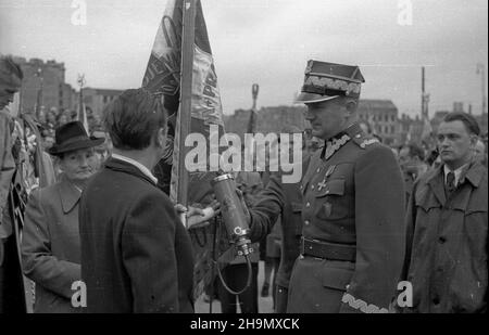 Varsovie, 1948-10-03.sto³ecznemu Zwi¹zku nad uroczystoœæ nad, nad placu Zwyciêstwa.Sztandar, jako dowód uznania i czci ufundowa³o spo³eczeñstwo Warszawy.NZ. Przekazywanie sztandaru, przewodnicz¹cy Sto³eczej Rady Narodowej Stanis³aw Sankowski (L) wrêcza Go genera³owi brygady Piotrophi Jaroszewiczowi.Z prawej wiceprezydent Warszawy Boles³aw Jaszczuk. mw PAPVarsovie, le 3 octobre 1948.Cérémonie de remise d'un drapeau au quartier de la capitale de l'Union des anciens combattants (ZIW) sur la place Zwyciestwa (victoire).Le drapeau, le symbole de l'honneur et de la reconnaissance Banque D'Images