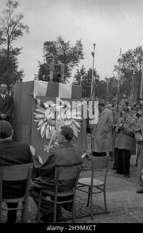 Varsovie, 1948-10-03.sto³ecznemu Zwi¹zku nad uroczystoœæ nad, nad placu Zwyciêstwa.Sztandar, jako dowód uznania i czci ufundowa³o spo³eczeñstwo Warszawy.NZ. Przemawia genera³ brygady Piotr Jaroszewicz. mw PAPVarsovie, le 3 octobre 1948.Cérémonie de remise d'un drapeau au quartier de la capitale de l'Union des anciens combattants (ZIW) sur la place Zwyciestwa (victoire).Le drapeau, symbole d'honneur et de reconnaissance a été fondé par les résidents de Varsovie.Photo : Brigadier Piotr Jaroszewicz parlant. mw PAP Banque D'Images