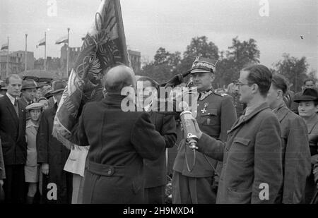 Varsovie, 1948-10-03.sto³ecznemu Zwi¹zku nad uroczystoœæ nad, nad placu Zwyciêstwa.Sztandar, jako dowód uznania i czci ufundowa³o spo³eczeñstwo Warszawy.genera³ bryg. NZPiotr Jaroszewicz (3P) przekazuje sztandar prezesowi Okrêgu Sto³ecznego Zwi¹zku Inwalidów Wojennych Karasiukowi (trzyma sztandar).Obok stoi m.in. przewodnicz¹cy Sto³eczej Rady Narodowej Stanis³aw Sankowski (4P). mw PAPVarsovie, le 3 octobre 1948.Cérémonie de remise d'une bannière à la section capitale de l'Union des personnes handicapées de Varsovie sur la place Zwyciestwa.La bannière a été financée Banque D'Images