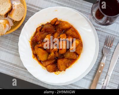 Patatas con sépia, bouchées avec des pommes de terre Banque D'Images