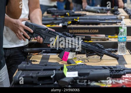 Florida Gun shows, le plus grand promoteur d'exposition d'armes à feu en Floride.Armes à feu neuves, d'occasion et anciennes, munitions, matériel de tir, couteaux.Vêtements pour armes à feu. Banque D'Images