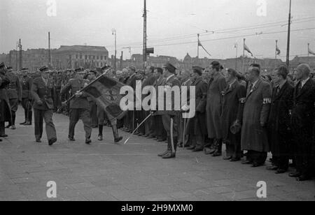 Varsovie, 1948-10-03.sto³ecznemu Zwi¹zku nad uroczystoœæ nad, nad placu Zwyciêstwa.Sztandar, jako dowód uznania i czci ufundowa³o spo³eczeñstwo Warszawy. mw PAPVarsovie, le 3 octobre 1948.Cérémonie de remise d'un drapeau au quartier de la capitale de l'Union des anciens combattants (ZIW) sur la place Zwyciestwa (victoire).Le drapeau, symbole d'honneur et de reconnaissance a été fondé par les résidents de Varsovie. mw PAP Banque D'Images