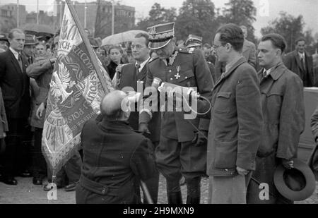 Varsovie, 1948-10-03.sto³ecznemu Zwi¹zku nad uroczystoœæ nad, nad placu Zwyciêstwa.Sztandar, jako dowód uznania i czci ufundowa³o spo³eczeñstwo Warszawy.genera³ bryg. NZPiotr Jaroszewicz (3P) przekazuje sztandar prezesowi Okrêgu Sto³ecznego Zwi¹zku Inwalidów Wojennych Karasiukowi (klêczy).Obok stoj¹: Wiceprezydent Warszawy Boles³aw Jaszczuk (P), przewodnicz¹cy Sto³eczej Rady Narodowej Stanis³aw Sankowski (4P). mw PAPVarsovie, le 3 octobre 1948.La cérémonie de remise d'une bannière à la section capitale de l'Union des personnes handicapées de Varsovie sur Zwyciest Banque D'Images