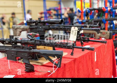 Florida Gun shows, le plus grand promoteur d'exposition d'armes à feu en Floride.Armes à feu neuves, d'occasion et anciennes, munitions, matériel de tir, couteaux.Vêtements pour armes à feu. Banque D'Images