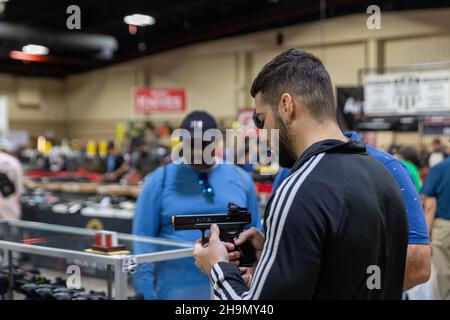 Florida Gun shows, le plus grand promoteur d'exposition d'armes à feu en Floride.Armes à feu neuves, d'occasion et anciennes, munitions, matériel de tir, couteaux.Vêtements pour armes à feu. Banque D'Images